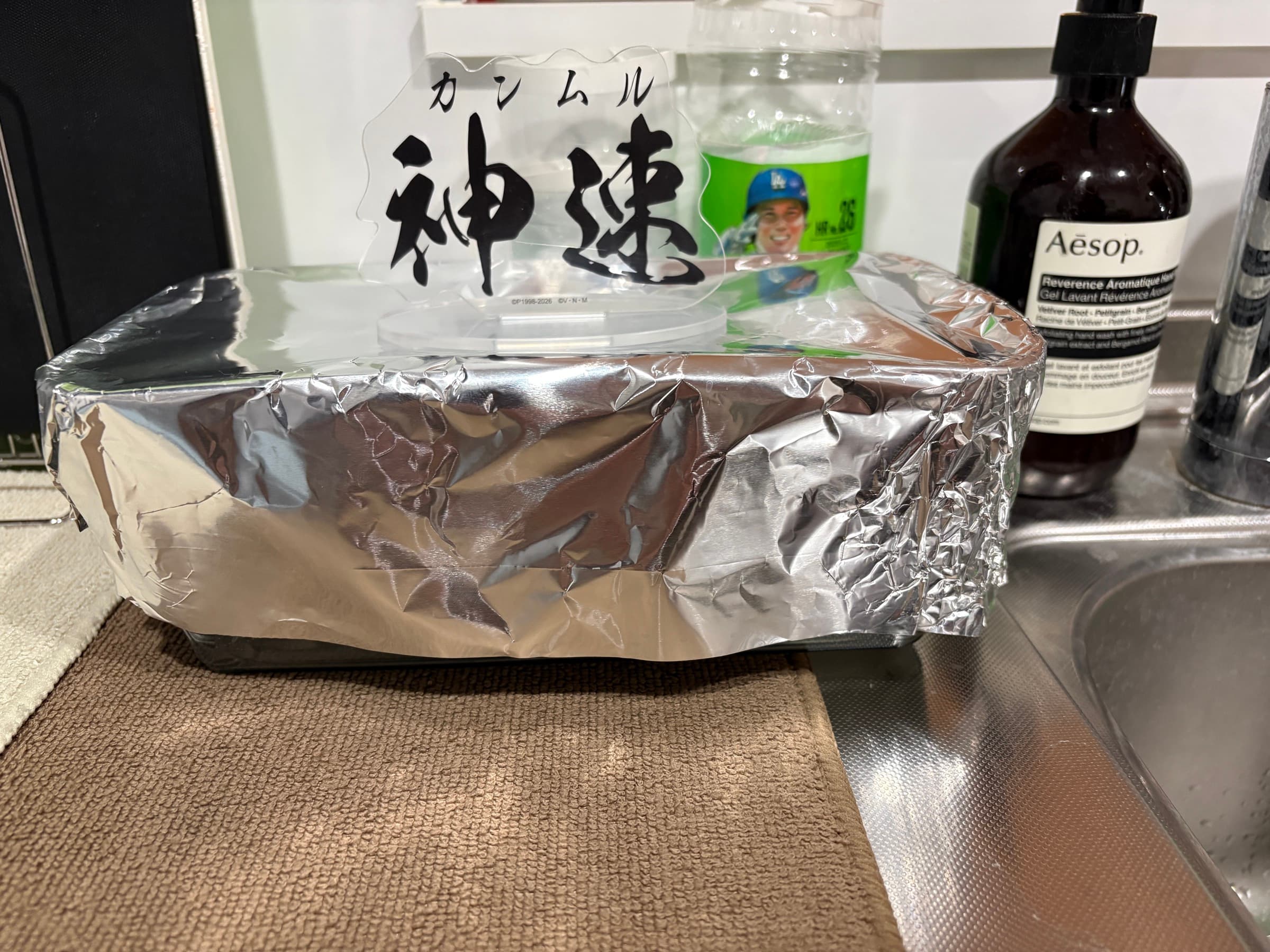 アルミホイルで遮光したスプラウト栽培の容器