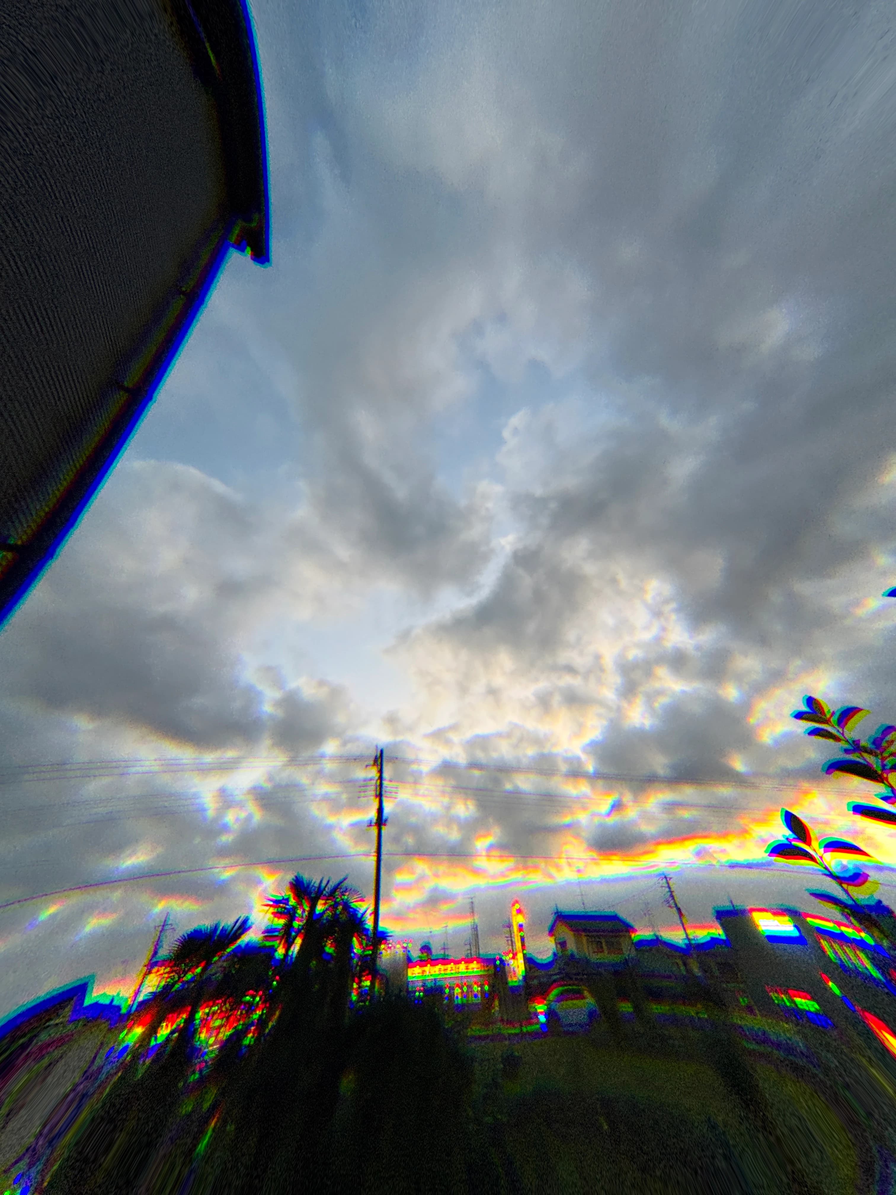雲の広がる空と住宅街の風景